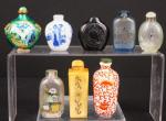 CHINE : Huit tabatières en porcelaine, verre, laque, émail et...