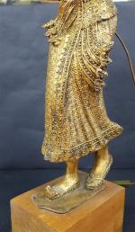 THAILANDE : Danseuse en bronze à patine dorée. Haut :...