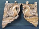 INDES : Paire de bois de chars sculptés de paon...