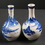JAPON : Deux vases balustres en céramique à décor en...