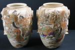 JAPON : Paire de vases Satzuma à décor de réunions...