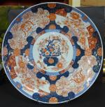 JAPON : Important plat en porcelaine à décor Imari de...
