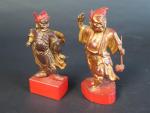 JAPON : Deux petites statuettes de nyo debout en bois...