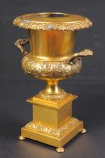 Rafraîchissoir de forme Medicis en bronze doré d'époque XIX', à...
