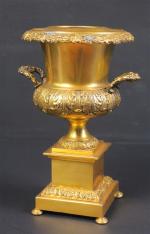 Rafraîchissoir de forme Medicis en bronze doré d'époque XIX', à...