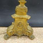 Lampadaire formé d'un pique-cierge tripode en bronze doré d'époque XIX's...