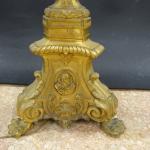 Lampadaire formé d'un pique-cierge tripode en bronze doré d'époque XIX's...