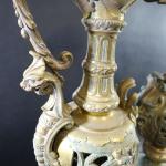 Paire d'importantes aiguières décoratives de style néo-Renaissance en bronze à...