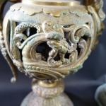 Paire d'importantes aiguières décoratives de style néo-Renaissance en bronze à...