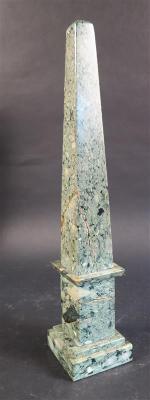 Obélisque en marbre vert. Haut : 51 cm