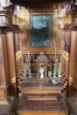 Rare autel en marqueterie de paille sous un dais porté...