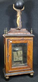 Pendule hollandaise surmontée d'un Atlas d'époque XVIII's en bois patiné...
