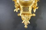 Petit cartel d'alcove de style Louis XVI en bronze doré...