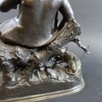 MOIGNIEZ Jules (1835-1894) : Le repos du chasseur. Bronze patiné...
