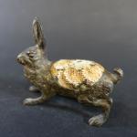 VIENNE : Lièvre faisant pique-aiguilles en bronze peint. Haut :...