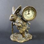 Pendulette en bronze en forme de lapin portefaix marchant, fonte...