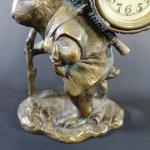 Pendulette en bronze en forme de lapin portefaix marchant, fonte...
