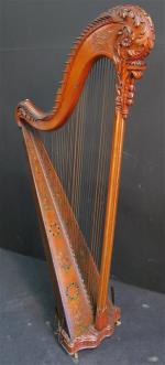 Harpe à sept pédales en bois sculpté de feuilles d'acanthe,...