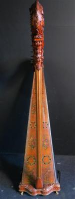 Harpe à sept pédales en bois sculpté de feuilles d'acanthe,...