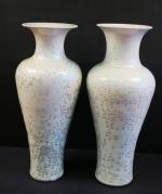 Paire de grands vases décoratifs de forme balustre en céramique...