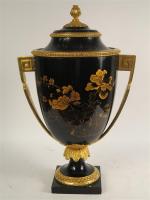Grand vase balustre décoratif sur piédouche de style Louis XVI,...