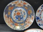 Trois assiettes en porcelaine à décor imari de vase fleuri,...