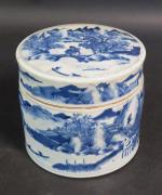 Pot cylindrique en porcelaine blanche décorée en bleu sous couverte...