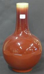 Vase bouteille à panse basse en porcelaine émaillée rouge "sang...