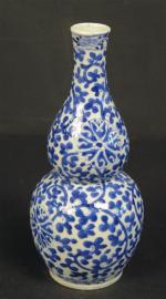 Vase à double renflement en porcelaine à décor en camaïeu...