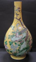 Grand vase en porcelaine à décor d'oiseaux, rocher, branches fleuries,...