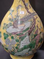 Grand vase en porcelaine à décor d'oiseaux, rocher, branches fleuries,...