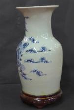 Vase balustre en porcelaine à décor en camaieu bleu de...