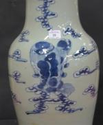 Vase balustre en porcelaine à décor en camaieu bleu de...