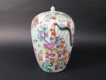 Vase couvert en porcelaine à décor polychrome de scènes de...