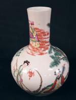 Vase de forme bouteille en porcelaine blanche décorée en émaux...