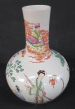Vase de forme bouteille en porcelaine blanche décorée en émaux...
