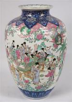 Grand vase ovoïde en porcelaine à décor polychrome et doré...