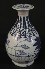 Vase bouteille de forme balustre en porcelaine à décor en...