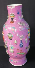 Vase balustre en porcelaine à décor polychrome en relief d'...