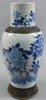 NANKIN : Vase balustre en céramique à décor en camaïeu...