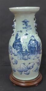 Vase balustre en porcelaine à décor en camaïeu bleu de...