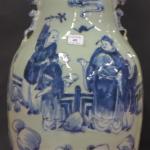 Vase balustre en porcelaine à décor en camaïeu bleu de...