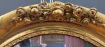 Glace médaillon d'époque Louis-Philippe en bois doré et stuqué à...