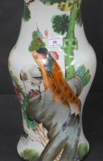Vase de forme balustre en porcelaine blanche décorée en émaux...