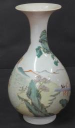 Vase moderne avec une marque apocryphe de Qianlong, Chine. Haut...
