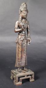 Statuette de boddhisatva   debout en bronze à patine...