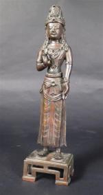 Statuette de boddhisatva   debout en bronze à patine...