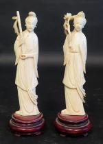 Deux statuettes en ivoire jeunes femmes debout tenant une fleur...