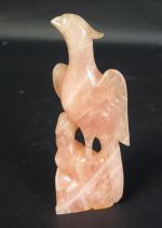 Oiseau posé en quartz rose. Haut : 17,5  cm...