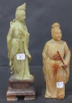 Deux statuettes de personnage et jeune femme debout en stéatite....
